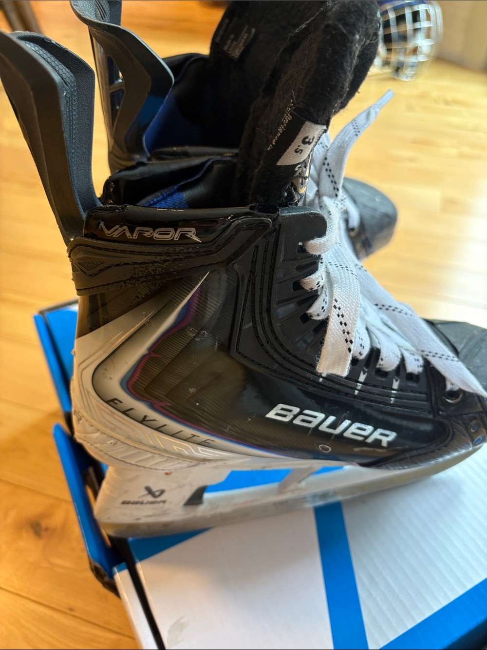 Bauer Vapor Flylite Jr. • Size 3.5 D